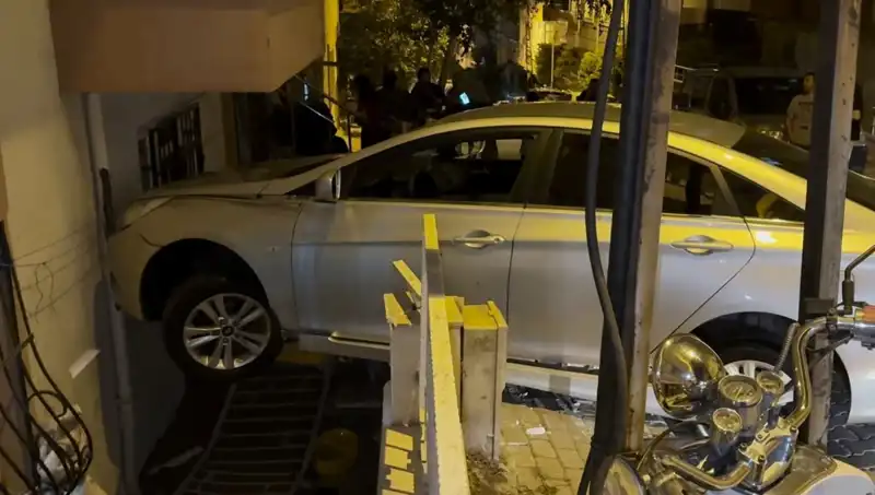 **Büyük Kaza: Fren Yerine Gaza Basarak Apartmana Çarptı!**