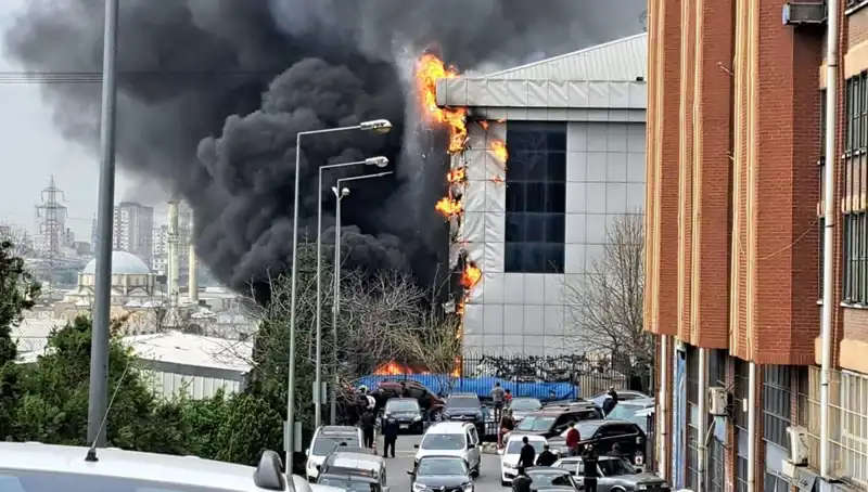 Başakşehir Sanayi Sitesi’ndeki Yangın, İtfaiye Ekipleri Anında Müdahale Etti