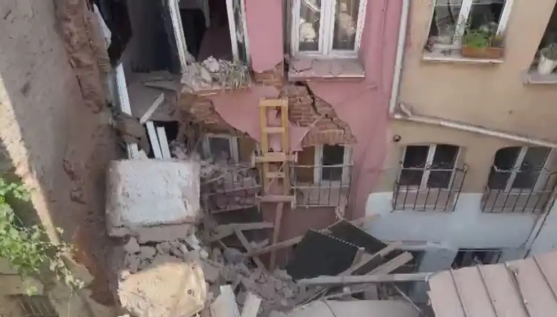 İstanbul'da Three katlı binanın balkonu çöktü: Olayın ayrıntıları