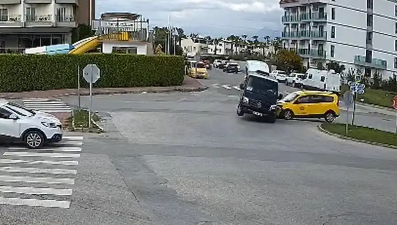 ** Kavşakta Feci Kaza: Minibüs ile Ticari Taksi Çarpıştı, Yaralılar Var!**