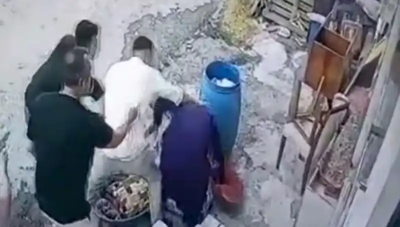 Başakşehir'de Bidon Tartışması: Baba ve Oğul Kadını Darbetti