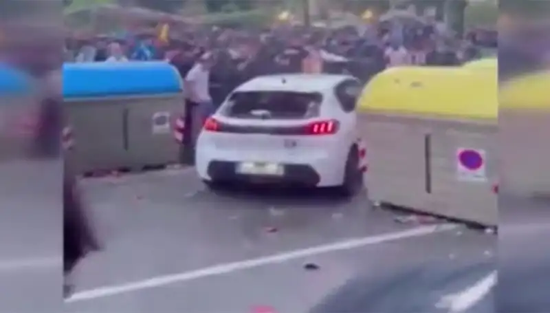 Taraftarların Arasına Araçla Daldı: Ciddi Yaralanmalar ve Panik!