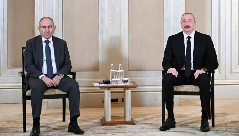 Aliyev ve Paşinyan, Abu Dabi'de Barış İçin Tarihi Bir Görüşme Gerçekleştirdi