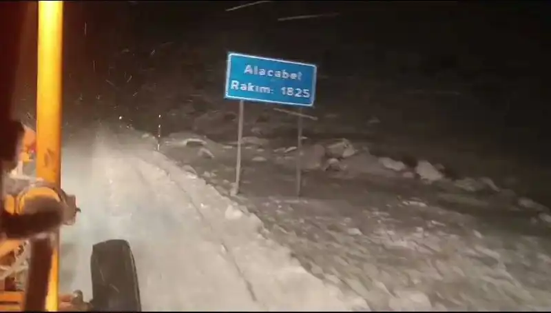 Antalya'da Beklenmedik Kar Yağışı: Şehir Beyaza Büründü!