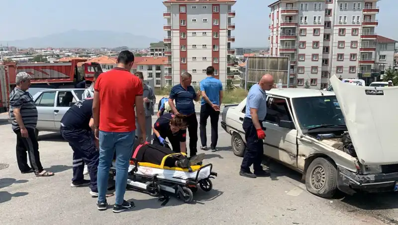 Kavşakta Kaza: İki Araç Çarpıştı, İki Yaralı