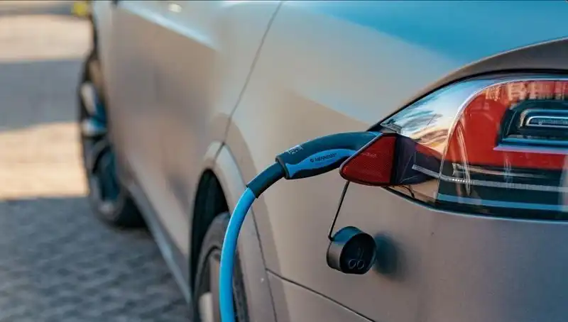 Elektrikli Araç Satışları Düştü: Tüketiciler Neden Tereddüt Ediyor?