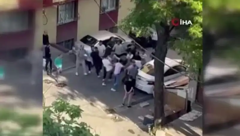 Kapıları Aşındıran Madde Bağımlısına İnce Hesaplı Meydan Dayağı