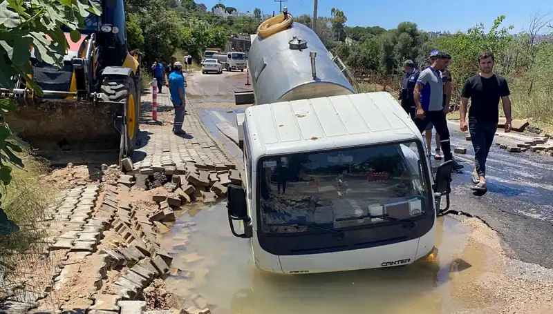Bodrum'da Su Hattı Patladı, Tanker Derin Çukura Düştü