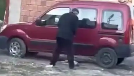 Sokak Ortasında Köpeğe Uygulanan Şiddet Büyük Tepki Topladı