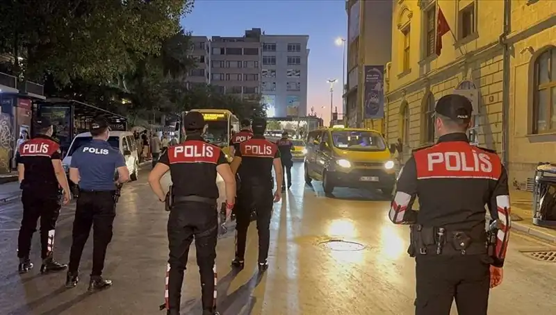 Megakentte Hızla Gelişen Asayiş Operasyonları: 4 Saatte Yüzlerce Gözaltı