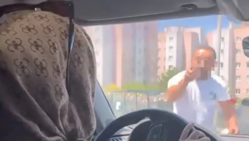 Trafikte Yaşanan Dehşet: Önünü Kesip Camını Yumrukladı!