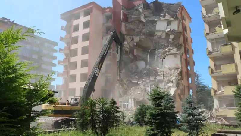 Dalgalar Değil Depremler: İki Bina Yıkıldı, Gerçek Sebep Ne?