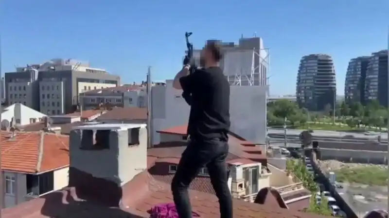 İstanbul’da Çatıda Sır Dolu Operasyon: Bacadan AK-47 Ele Geçirildi!