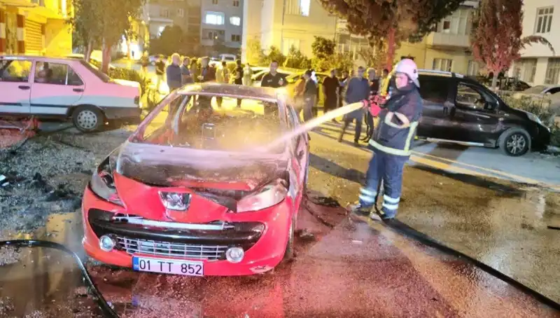 Duygusal Patlama: Genç Kız Annesinin Arabasını Ateşe Verdi