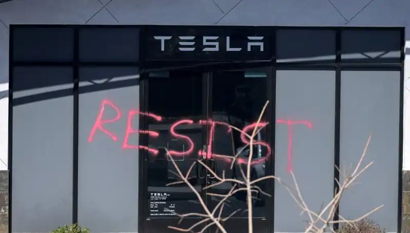 Tesla Elektrikli Araçlarına Yönelik Saldırılara FBI'dan Özel Görev Gücü Müdahalesi