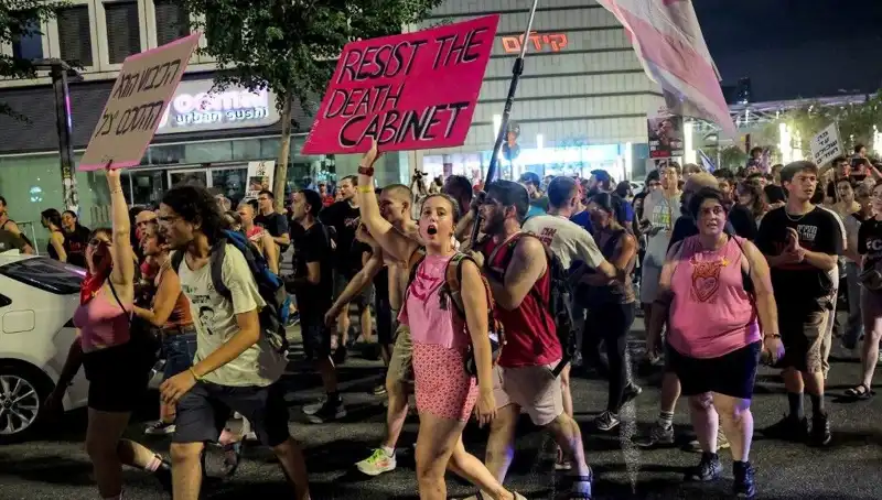 Tel Aviv'de On Binler İsyan Etti: Netanyahu'ya Karşı Sokaklarda Tarihi Protesto