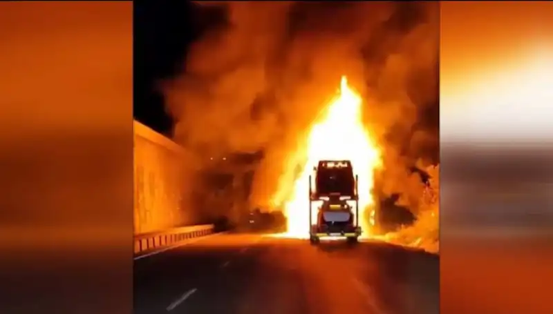 Otomobil Yüklü Tırda Çıkan Yangın, 8 Araçla Sonuçlandı!