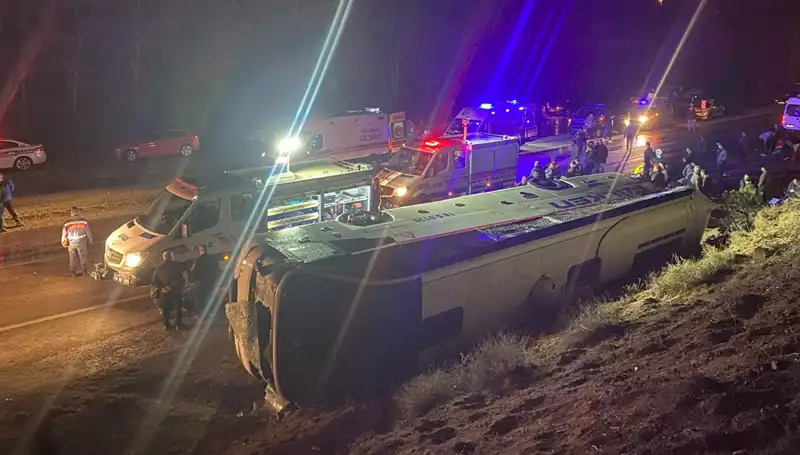 İşçi Servisi Şarampole Devrildi: Korkutan Kaza 23 Yaralıyla Sonuçlandı