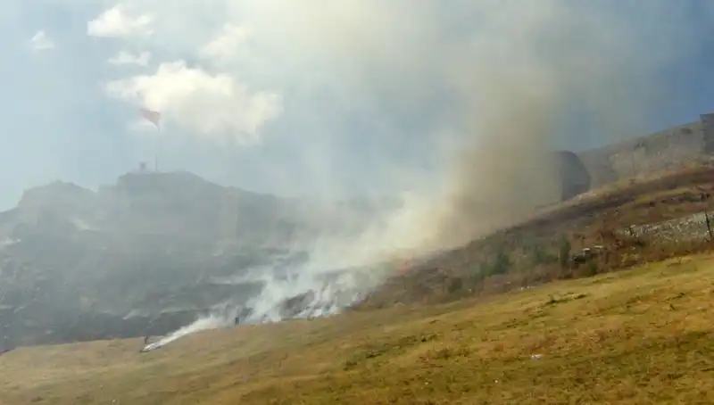 Kars Kalesi’nde Yangın Paniği: Anız Yangını Kontrol Altına Alındı