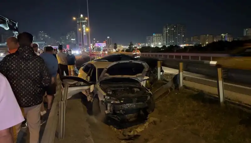 İki Araç Yol Ayrımında Boşluğa Düşerek Kaza Yaptı