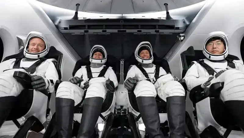 SpaceX’in Tarihi Misyonu: Uzay Yolcuları Başarıyla Dünya’ya Döndü