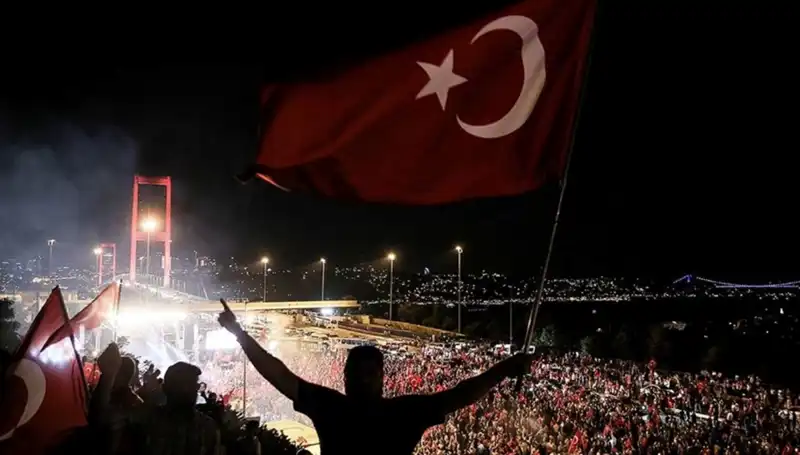 15 Temmuz'un Anısına: "En Uzun Gece" Külliye'de Tiyatro Sahnesinde