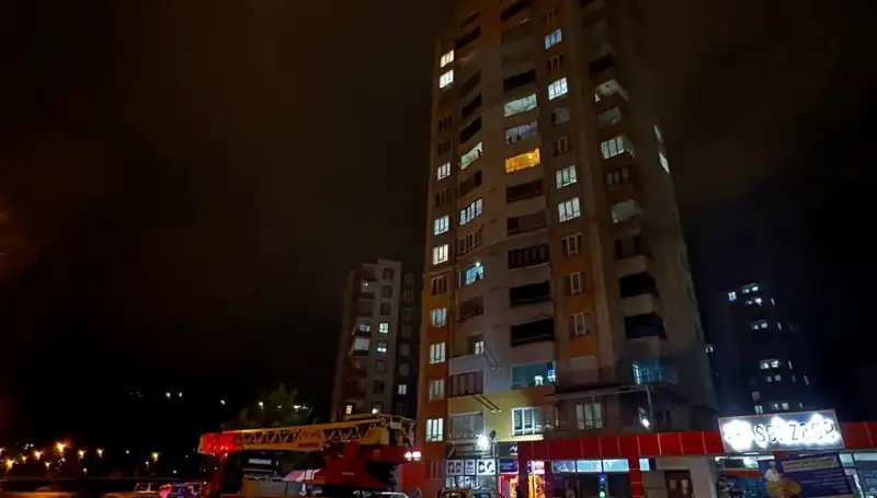 Yıldırım Düşmesi, Apartmanın Çatısında Büyük Hasara Yol Açtı