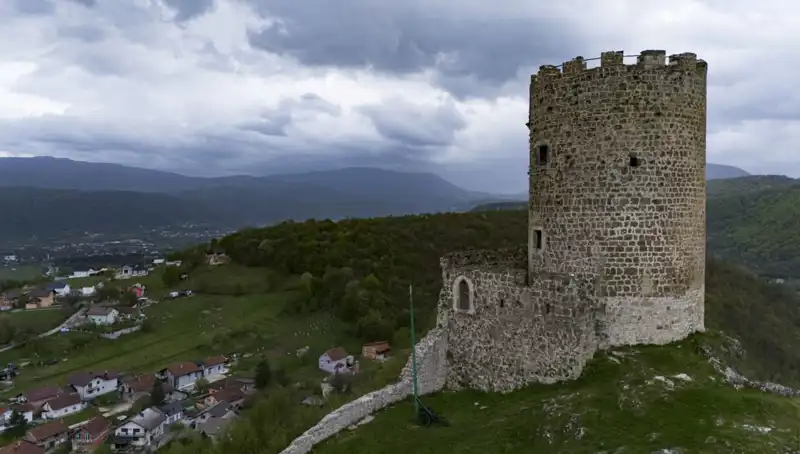 Bosna Hersek'teki Sokolac Kalesi: Tarih ve Doğanın Büyüleyici Buluşması