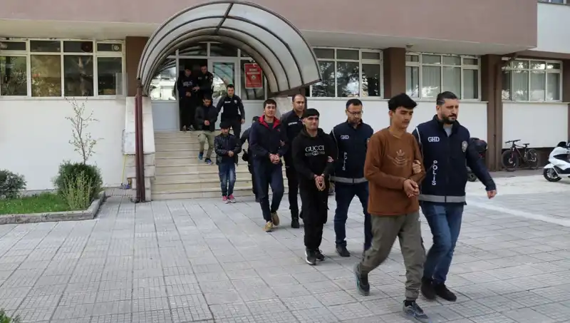 Düzensiz Göçmen Operasyonu: İki İl'de 21 Kaçak Yakalandı