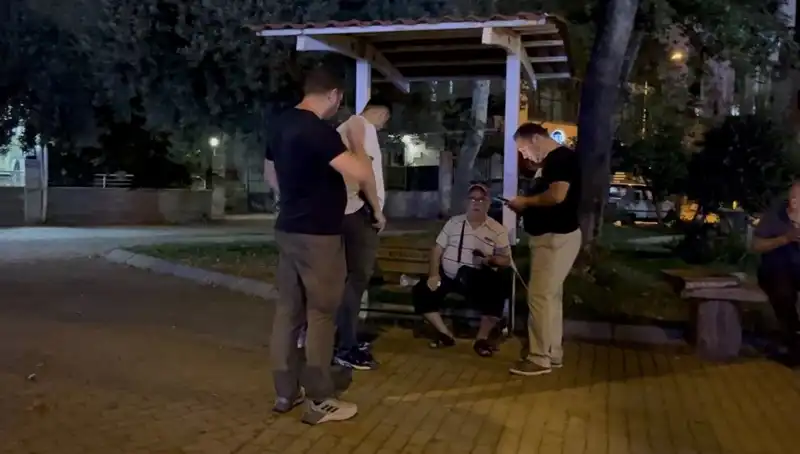 Kısmı Görme Kaybı Olan Adamın Telefonunu Çaldılar: O Anlar Kamerada!