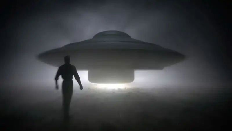 UFO Uzmanı Uyardı: Uzaylı Tehditi Masum İnsanları Hedef Alıyor!