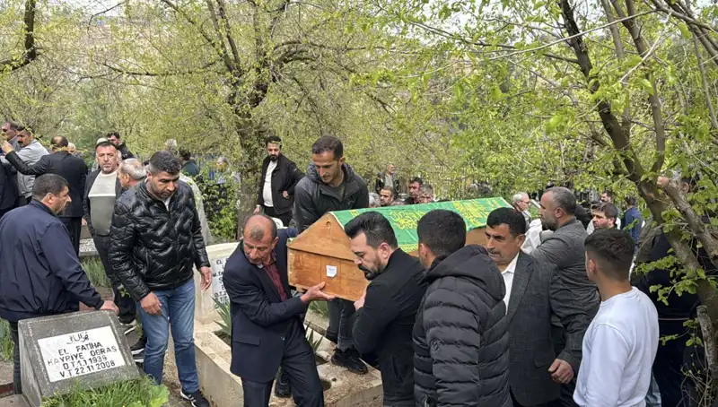Karabük Trafik Kazasında Hayatlarını Kaybedenler Diyarbakır’da Toprağa Verildi