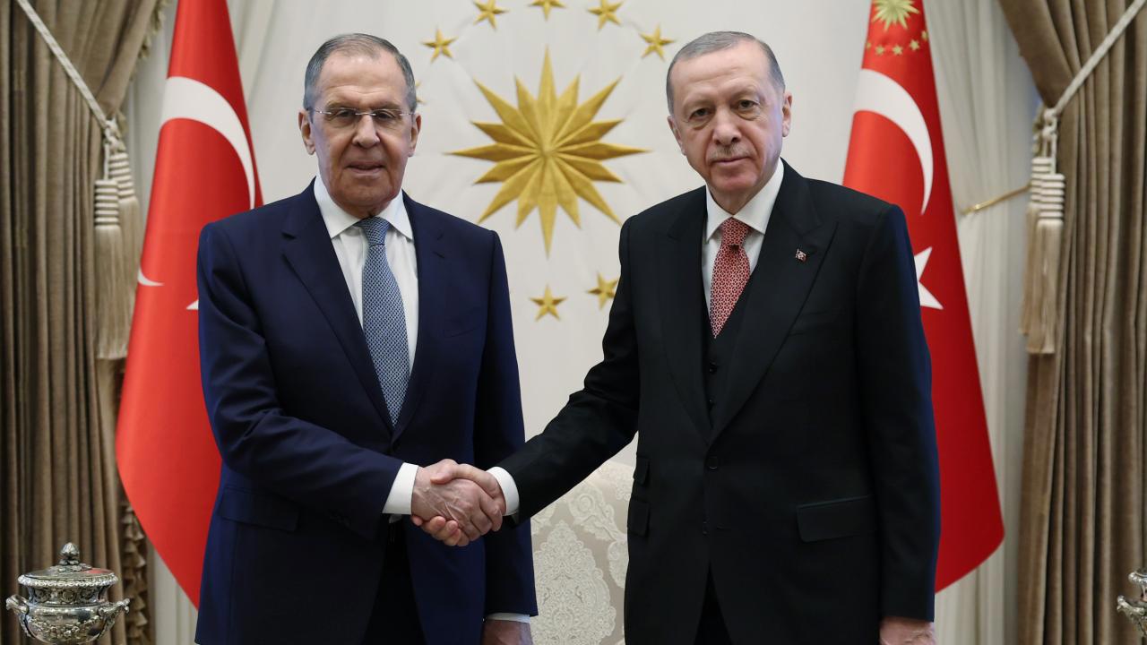 Cumhurbaşkanı Erdoğan, Rusya Dışişleri Bakanı Lavrov'u Kabul Etti
<hr>