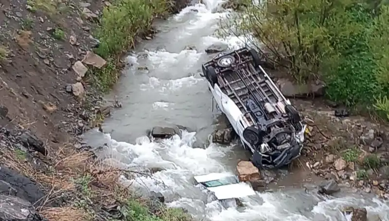 Hakkari'de Minibüs Devrildi: Can Pazarı Yaşandı, İki Ölü, Üç Yaralı!