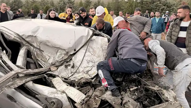 TIR ile Çarpışan Araç: Kağıt Gibi Ezilerek Feci Kaza!