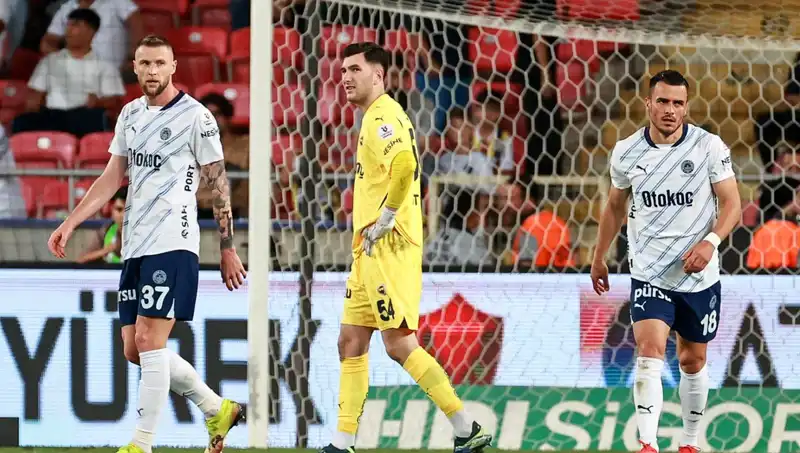 Fenerbahçe'nin Düşüşü: 2025 Sezonu Tam Bir Kabus Mu Olacak?