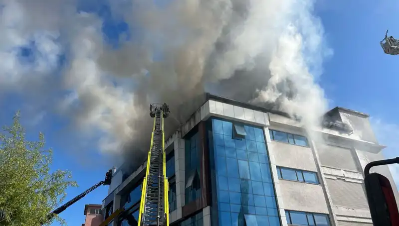 Esenyurt'ta Tekstil Atölyesinde Patlayan Yangın Milyonlarca Liralık Zarar Yarattı