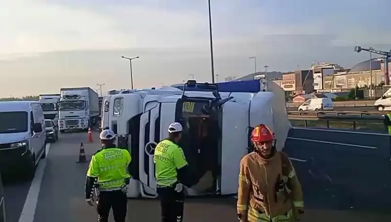 Pendik TEM Otoyolu'nda TIR Devrildi: İstanbul Yönünde Trafik Kaosu!