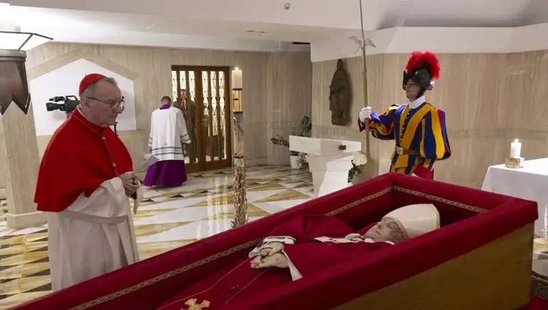 Papa'nın Tabutundaki Fotoğraflar Medyada Gündem Oldu, Duygusal Anlar Paylaşıldı