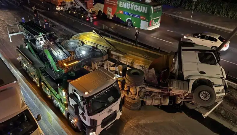 Hafriyat Kamyonunun Devrilmesi: Şehir İçinde Molozlar Saçıldı