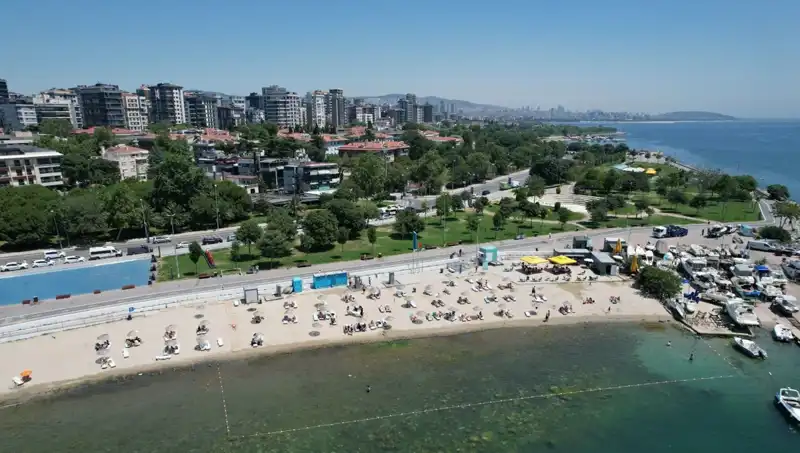 İstanbul’da Aşırı Sıcaklar Caddebostan Sahilini Doldurdu