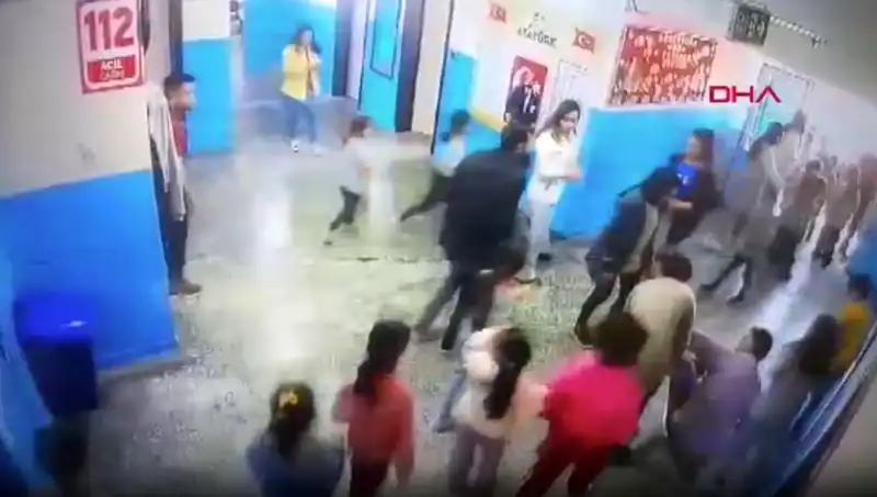 Okulda Şok Anlar: Bayılan Öğrenciyi Müdür Yardımcısı Kurtardı!