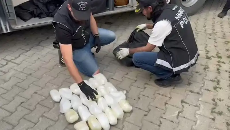 Yolcunun Valizinde Gizli Metamfetamin Operasyonu: 13 Kilo Ele Geçirildi