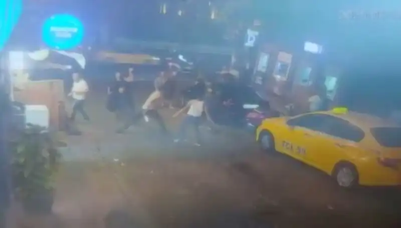 Beyoğlu'nda Laf Atma Kavgası: Kanlı Olay Sokakları Gerdi