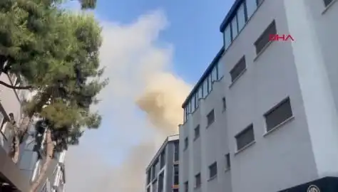 İstanbul'daki 4 Katlı İş Merkezinde Yangın: Müdahale Devam Ediyor