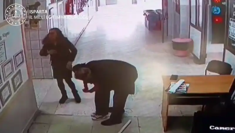 İlkokul Öğretmeninden Hayat Kurtaran Cesur Hamle: Heimlich Manevrası ile Kurtuluş