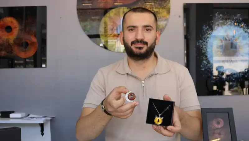Işıkla Dans Eden İrisler: Takı ve Tabloya Dönüşen Eşsiz Fotoğraflar