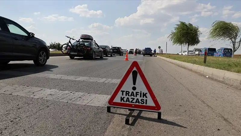 Adana'da Feci Trafik Kazası: Kamyon ve Otomobil Çarpıştı, Can Kaybı Var
