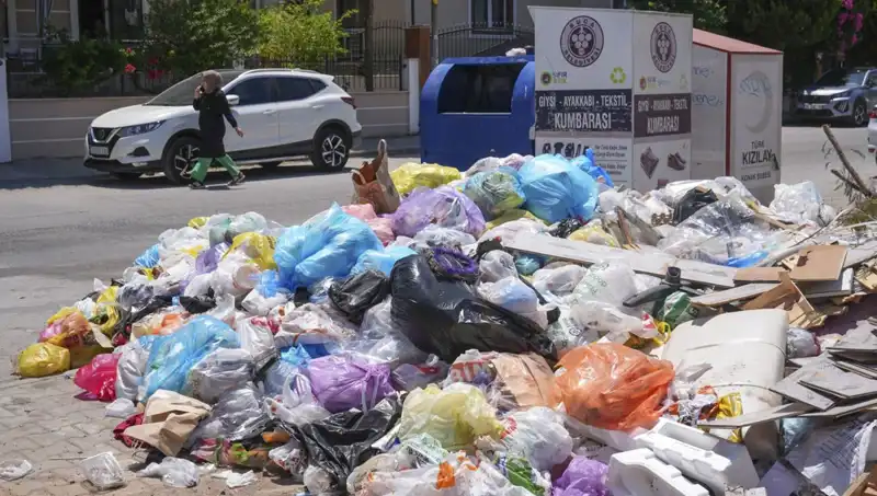 İzmir'de Çöp Yığınları Büyüyor: Temizlikte Acil Önlem Gerekiyor