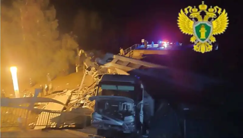 Rusya'da Köprü Çöktü: Trenin Üzerine Düşmesiyle Can Kayıpları Yaşandı